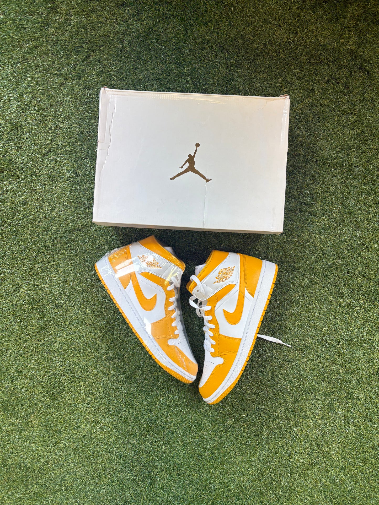 Jordan 1 Mid “White Univeristy Gold”